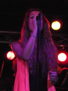 KUVE EN EL CAFÉ LA PALMA: ECOSONIDOS DE LO QUE SERÁ UN MÁS QUE PROMETEDOR PRIMER DISCO