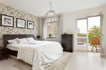 tarima oscura decoración mesa de centro con palets diseño de interiores decoración toques de azul turquesa decoración práctica decoración muebles low cost decoración muebles de ikea decoración en gris decoración en blanco decoración de interiores cocinas modernas cocinas blancas blog decoración nórdica blog de interiorismo blog de interiores blog de estilo nórdico blog de decoración 