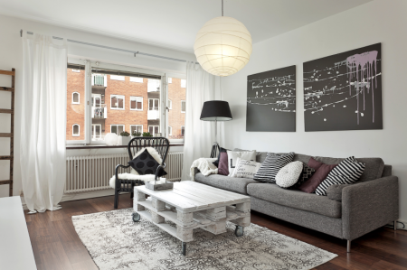 tarima oscura decoración mesa de centro con palets diseño de interiores decoración toques de azul turquesa decoración práctica decoración muebles low cost decoración muebles de ikea decoración en gris decoración en blanco decoración de interiores cocinas modernas cocinas blancas blog decoración nórdica blog de interiorismo blog de interiores blog de estilo nórdico blog de decoración 