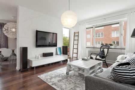 tarima oscura decoración mesa de centro con palets diseño de interiores decoración toques de azul turquesa decoración práctica decoración muebles low cost decoración muebles de ikea decoración en gris decoración en blanco decoración de interiores cocinas modernas cocinas blancas blog decoración nórdica blog de interiorismo blog de interiores blog de estilo nórdico blog de decoración 