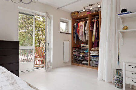 tarima oscura decoración mesa de centro con palets diseño de interiores decoración toques de azul turquesa decoración práctica decoración muebles low cost decoración muebles de ikea decoración en gris decoración en blanco decoración de interiores cocinas modernas cocinas blancas blog decoración nórdica blog de interiorismo blog de interiores blog de estilo nórdico blog de decoración 