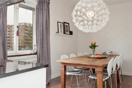 tarima oscura decoración mesa de centro con palets diseño de interiores decoración toques de azul turquesa decoración práctica decoración muebles low cost decoración muebles de ikea decoración en gris decoración en blanco decoración de interiores cocinas modernas cocinas blancas blog decoración nórdica blog de interiorismo blog de interiores blog de estilo nórdico blog de decoración 