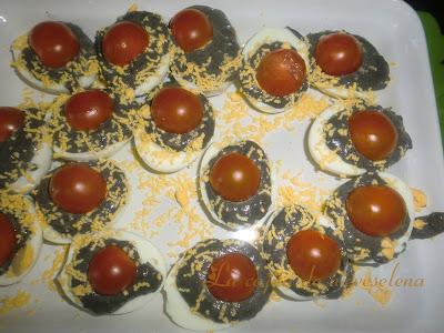 Huevos rellenos de calamares en su tinta