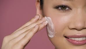 ¿POR QUÉ UNA CREMA DE DÍA Y OTRA DE NOCHE?