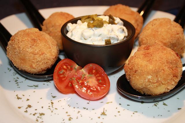 BOLITAS DE SALMÓN CON SALSA TÁRTARA
