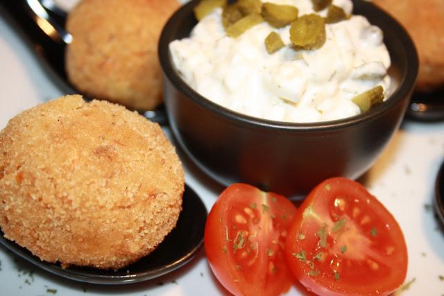 BOLITAS DE SALMÓN CON SALSA TÁRTARA