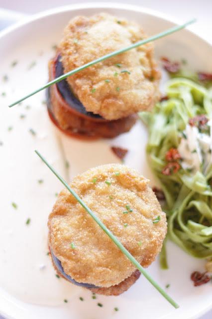 TIMBAL DE ESCALOPINES DE LOMO Y VERDURAS CON SALSA DE QUESO