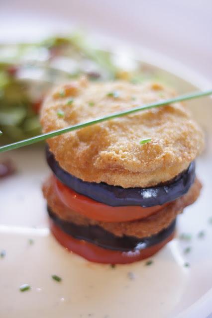 TIMBAL DE ESCALOPINES DE LOMO Y VERDURAS CON SALSA DE QUESO