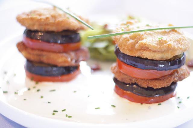 TIMBAL DE ESCALOPINES DE LOMO Y VERDURAS CON SALSA DE QUESO
