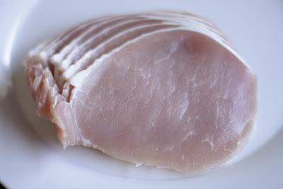 TIMBAL DE ESCALOPINES DE LOMO Y VERDURAS CON SALSA DE QUESO