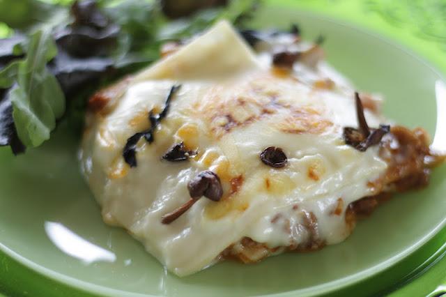 LASAÑA DE TERNERA, PISTO Y SETAS.