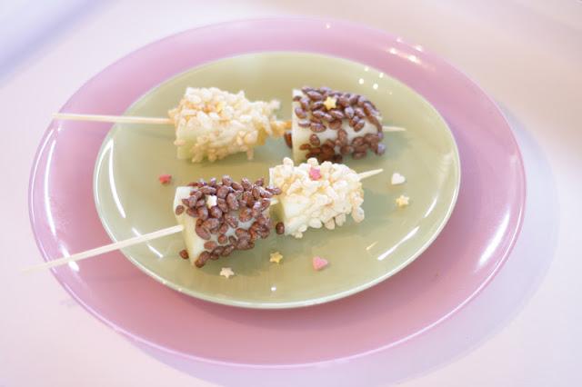 BROCHETAS DE MELÓN CON ARROZ INFLADO