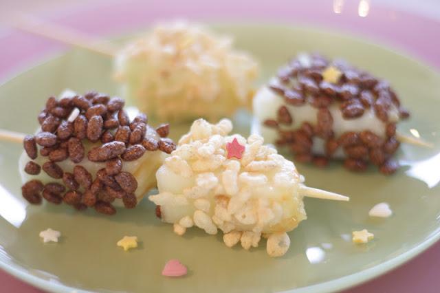 BROCHETAS DE MELÓN CON ARROZ INFLADO