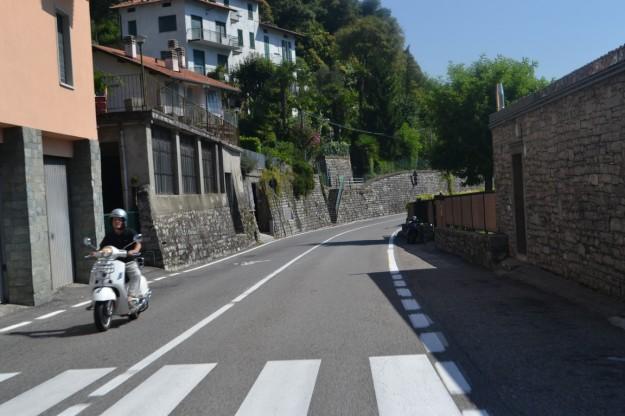 La estrecha ruta que bordea el Lago di Como