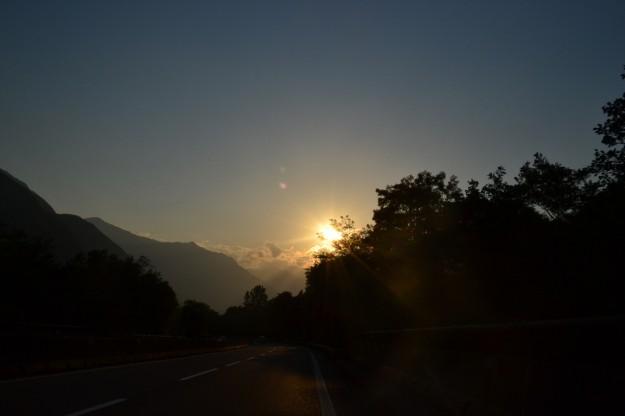 El sol va cayendo mientras avanzamos por los Alpes