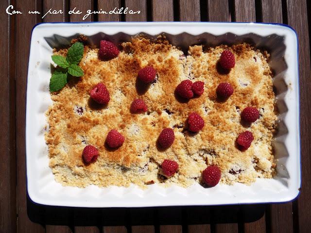 Crumble de manzana y frambuesas
