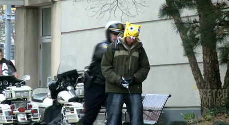 La broma de mear delante de la policía