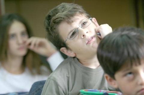 Dispositivos auditivos ayudarían a leer mejor a niños con dislexia