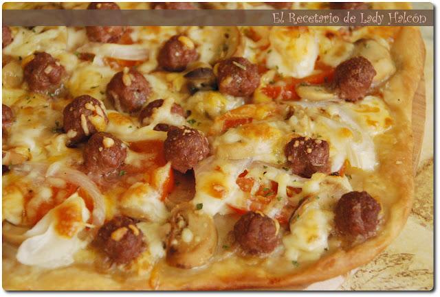 Pizza casera con mini albóndigas de carne