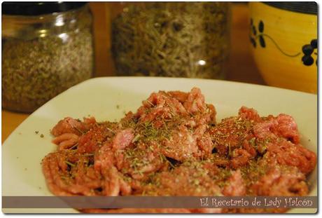 Pizza casera con mini albóndigas de carne
