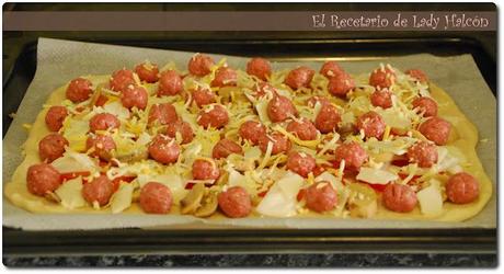 Pizza casera con mini albóndigas de carne