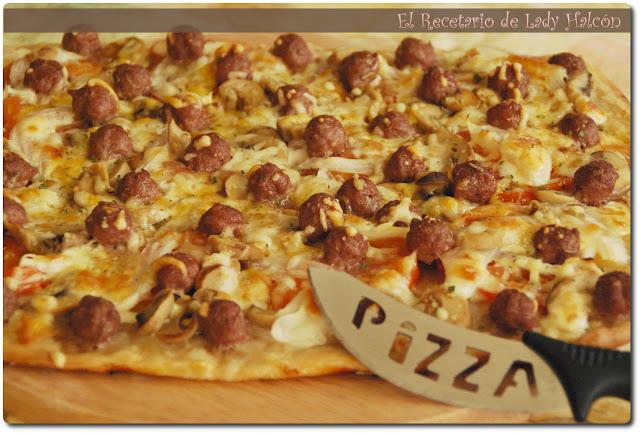 Pizza casera con mini albóndigas de carne