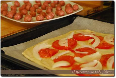 Pizza casera con mini albóndigas de carne