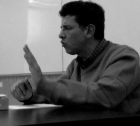 Entrevista al profesor Renán Vega, al abandonar el país por amenazas contra su vida “Esto es un exilio forzoso en contra de la libertad de cátedra y de pensamiento”.