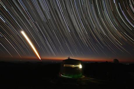 Luna Roja saliendo sobre telescopio ANU