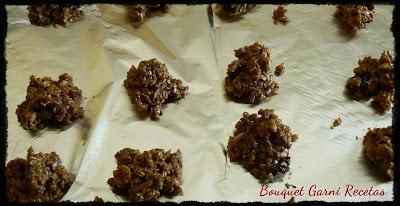 Bombones con corazón de cereales y frutos secos, bañados en chocolate semiamargo