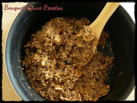 Bombones con corazón de cereales y frutos secos, bañados en chocolate semiamargo