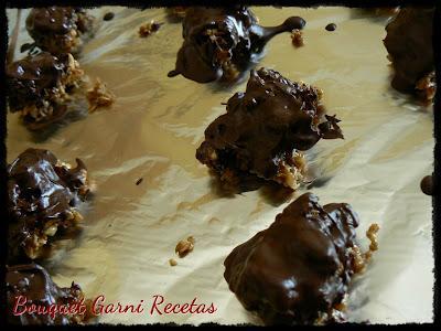 Bombones con corazón de cereales y frutos secos, bañados en chocolate semiamargo