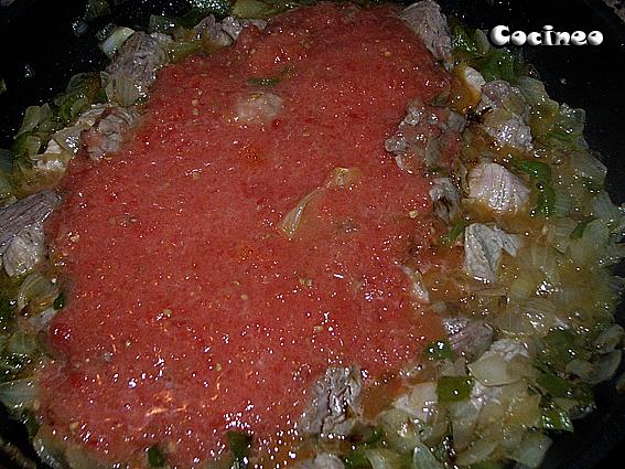 Carne con tomate