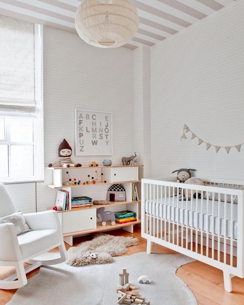 Un cuarto de bebe cálido y elegante