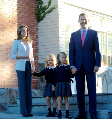 Dña. Letizia lleva a sus hijas al colegio. Analizamos su look