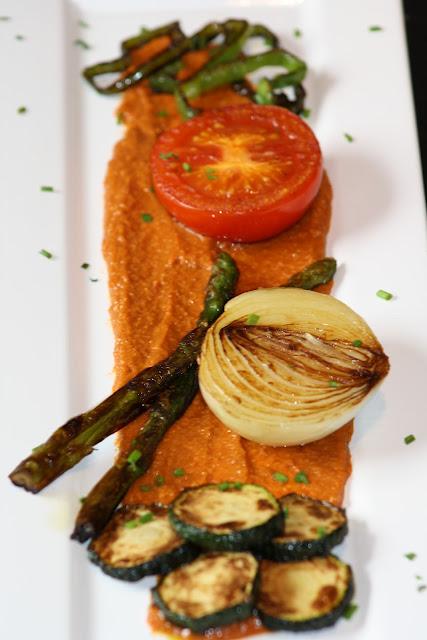 PARRILLADA DE VERDURAS CON SALSA ROMESCO.