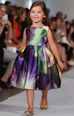 Oscar de la Renta presenta su colección de moda infantil anigif thumb4 Oscar de la Renta presenta su colección de moda infantil