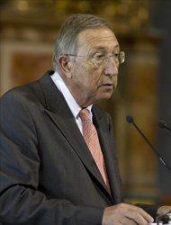 El arquitecto español Juan Navarro Baldeweg (i) recoge hoy de manos del secretario de Estado de Infraestructuras, Transporte y Vivienda, Rafael Catalá - Agencia EFE / Yahoo! Eurosport