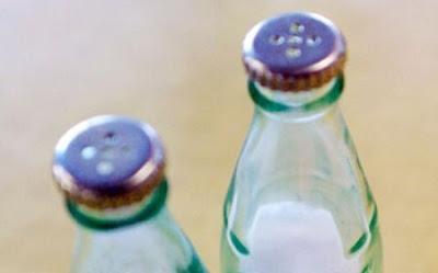 Salero y pimentero hechas con botellas recicladas