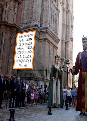 Catalunya clama por su independencia; Madrid presenta tuppers y rechaza recortes.