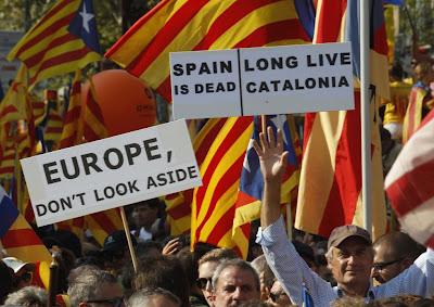 Catalunya clama por su independencia; Madrid presenta tuppers y rechaza recortes.