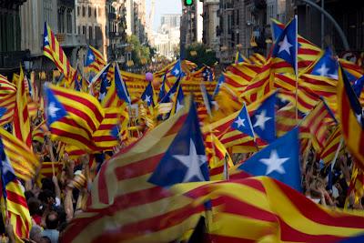 Catalunya clama por su independencia; Madrid presenta tuppers y rechaza recortes.