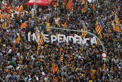 Catalunya clama por su independencia; Madrid presenta tuppers y rechaza recortes.