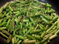 Arroz con champiñones, espárragos y butifarra.