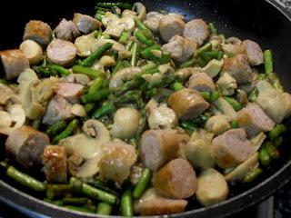 Arroz con champiñones, espárragos y butifarra.