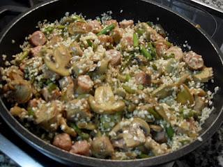 Arroz con champiñones, espárragos y butifarra.