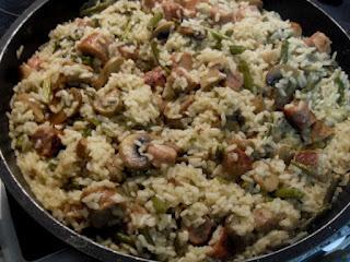 Arroz con champiñones, espárragos y butifarra.