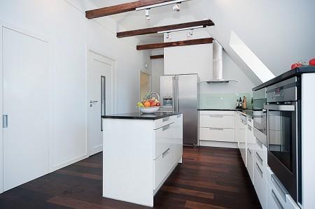 suelo de tarima oscura decoración suelo de parquet sofá gris muebles blancos decoración limpieza en ático diáfano interiorismo atico con terraza estilo nórdico atico estilo nórdico estilo escandinavo electrodomésticos silenciosos diseño de exteriores decoración estilo nórdico decoración escandinava decoración diáfana decoración de áticos cocina con isla moderna blanca cocina con isla estilo nordico cocina con isla atico cocina blanca blog deco blog de interiorismo blog de decoración ático diáfano atico con vigas en el techo atico con terraza diseño 
