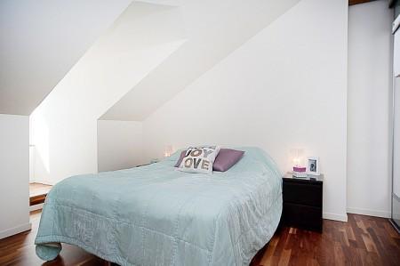 suelo de tarima oscura decoración suelo de parquet sofá gris muebles blancos decoración limpieza en ático diáfano interiorismo atico con terraza estilo nórdico atico estilo nórdico estilo escandinavo electrodomésticos silenciosos diseño de exteriores decoración estilo nórdico decoración escandinava decoración diáfana decoración de áticos cocina con isla moderna blanca cocina con isla estilo nordico cocina con isla atico cocina blanca blog deco blog de interiorismo blog de decoración ático diáfano atico con vigas en el techo atico con terraza diseño 