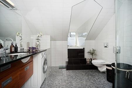 suelo de tarima oscura decoración suelo de parquet sofá gris muebles blancos decoración limpieza en ático diáfano interiorismo atico con terraza estilo nórdico atico estilo nórdico estilo escandinavo electrodomésticos silenciosos diseño de exteriores decoración estilo nórdico decoración escandinava decoración diáfana decoración de áticos cocina con isla moderna blanca cocina con isla estilo nordico cocina con isla atico cocina blanca blog deco blog de interiorismo blog de decoración ático diáfano atico con vigas en el techo atico con terraza diseño 